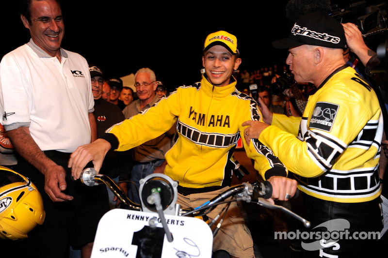 Kenny Roberts con la Yamaha TZ 750 y Valentino Rossi, Fiat Yamaha Team en la milla de la pista de tierra de Indy