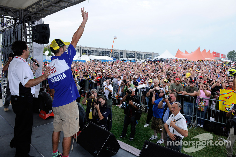 Valentino Rossi, Fiat Yamaha Team en el escenario de los fans