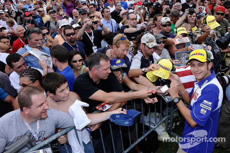 Valentino Rossi, Fiat Yamaha Team en el escenario de los fans