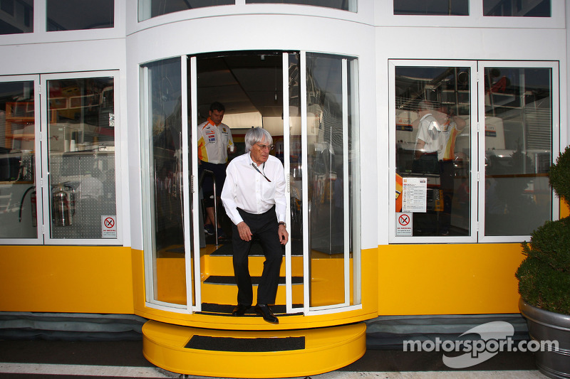 Bernie Ecclestone quitte le motorhome Renault F1 Team