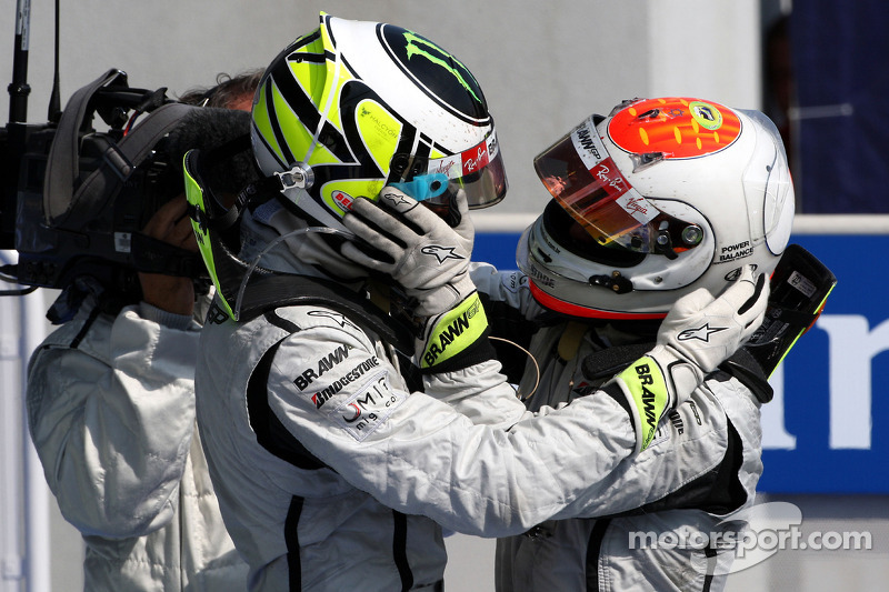 E a festa da dupla da Brawn GP.