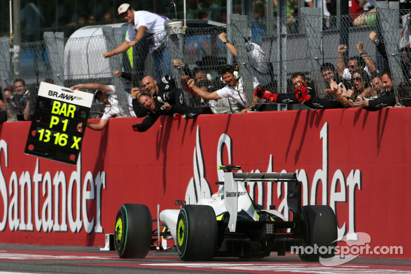 O momento que Rubens Barrichello cruzou a linha de chegada.