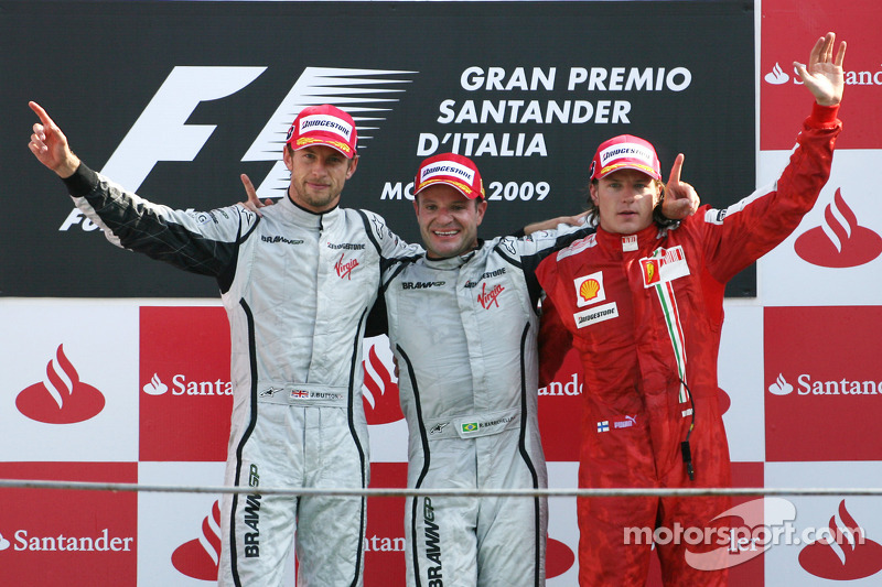 A festa do pódio, com o "intruso" Kimi Raikkonen, da Ferrari
