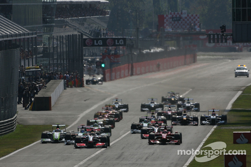 Hamilton foi o pole e Rubinho saiu apenas de quinto. Já na largada ele superou Heikki Kovalainen e partiu para cima dos três primeiros.