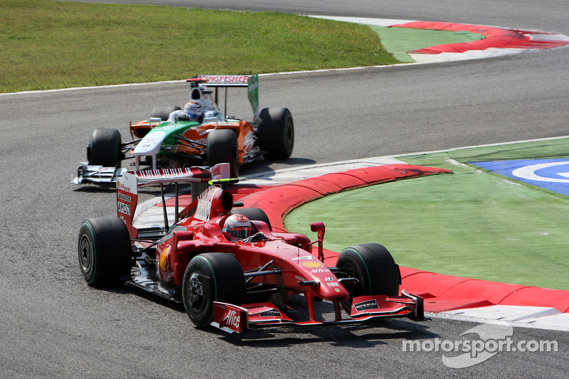Кими Райкконен, Scuderia Ferrari, и Адриан Сутиль, Force India F1 Team