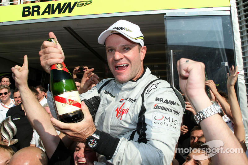 Race winner Rubens Barrichello, Brawn GP, celebrates with his team