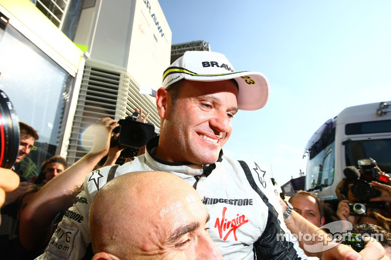Race winner Rubens Barrichello, Brawn GP, celebrates with his team