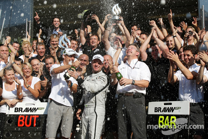 Yarış galibi Rubens Barrichello, Brawn GP, kutlama yapıyor ve Jenson Button, BrawnGP, Ross Brawn, Br
