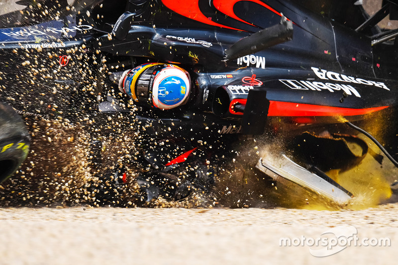 Fernando Alonso, McLaren MP4-31 in een enorme crash