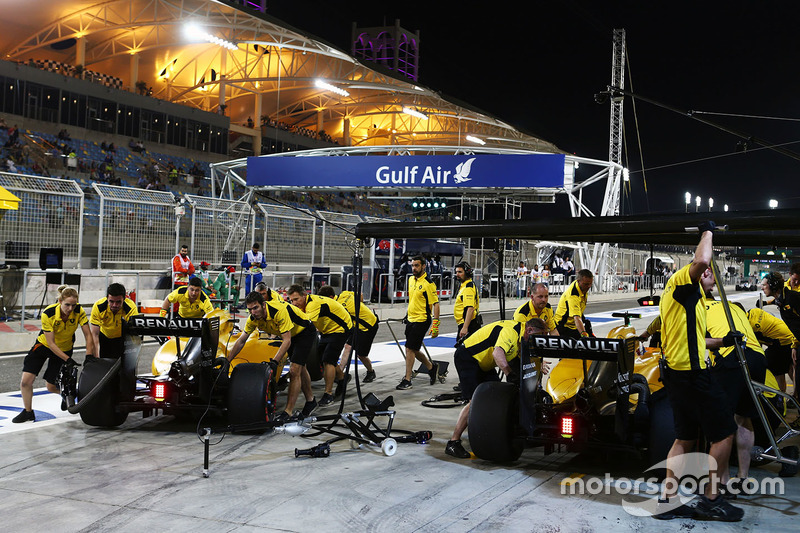 Kevin Magnussen, Renault Sport F1 Team RS16 y Jolyon Palmer, Renault Sport F1 Team RS16 in the pits