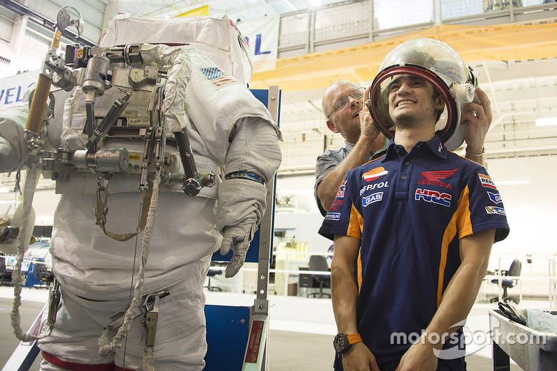 Dani Pedrosa, Repsol Honda Team mira un traje de astronauta durante una visita a la NASA Johnson Space Center