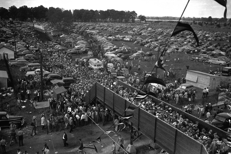 Toeschouwers bereiken het circuit