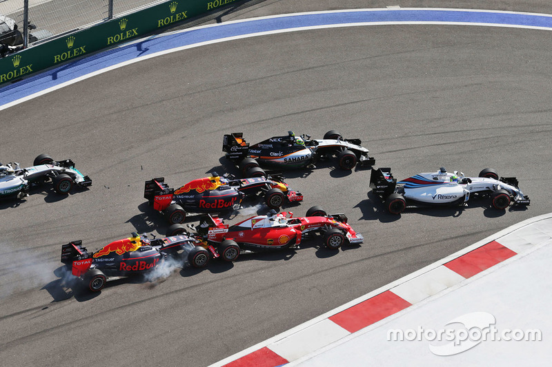 Daniil Kvyat, Red Bull Racing RB12 crashes into Sebastian Vettel, Ferrari SF16-H at the start