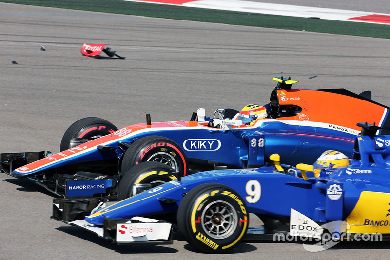 Авария на старте: Маркус Эрикссон, Sauber C35 и Рио Харьянто, Manor Racing MRT05
