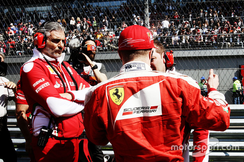 Maurizio Arrivabene, director del equipo Ferrari con Kimi Raikkonen, Ferrari y Dave Greenwood, Ingeniero de carrera de Ferrari en la parrilla