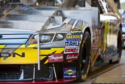 La voiture de Greg Biffle est inspectée