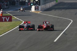 Heikki Kovalainen, McLaren Mercedes y Giancarlo Fisichella, Scuderia Ferrari, salen de pitlane