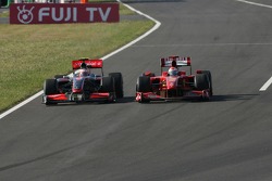 Heikki Kovalainen, McLaren Mercedes y Giancarlo Fisichella, Scuderia Ferrari, salen de pitlane