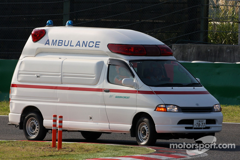 Una ambulancia lleva a Jaime Alguersuari, Scuderia Toro Rosso al centro médico después de un acciden