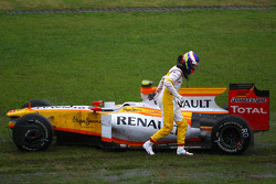 Romain Grosjean, Renault F1 Team part à la faute