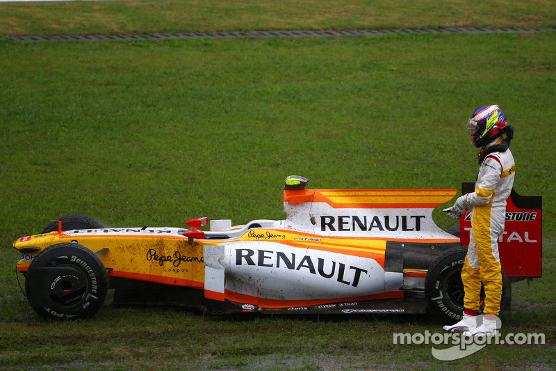 Romain Grosjean, Renault F1 Team spun out on the wet