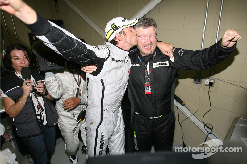 Jenson Button, BrawnGP wins the world championship kisses Ross Brawn