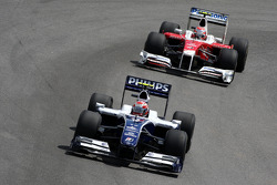 Kazuki Nakajima, Williams F1 Team à frente de Kamui Kobayashi, Test Driver, Toyota F1 Team