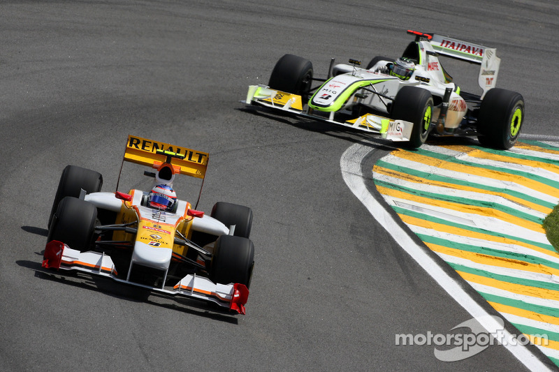 Romain Grosjean, Renault F1 Team and Jenson Button, Brawn GP