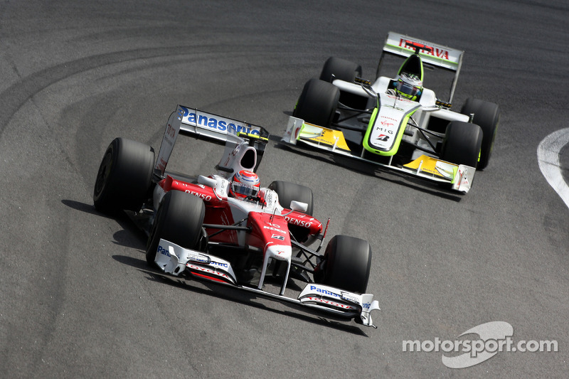 Kamui Kobayashi, Test Driver, Toyota F1 Team leads Jenson Button, BrawnGP