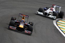 Mark Webber, Red Bull Racing leads Robert Kubica, BMW Sauber F1 Team