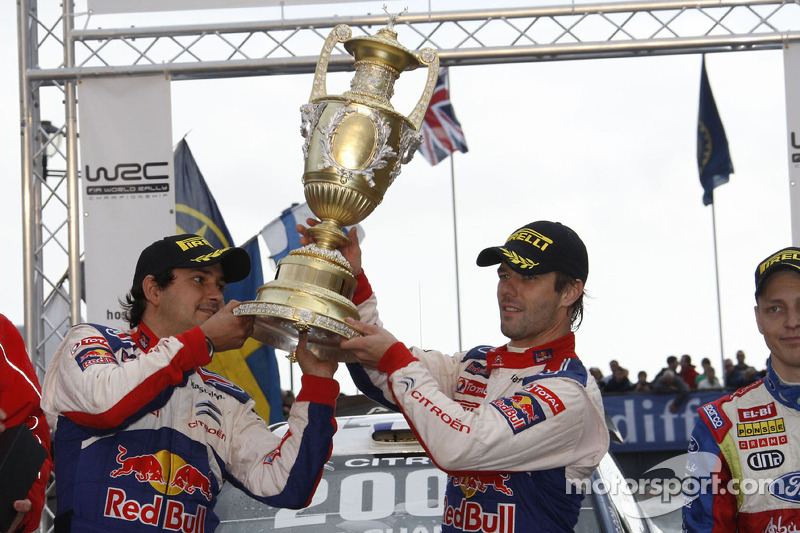 Podio: ganadores y campeones del WRC 2009 Sébastien Loeb y Daniel Elena