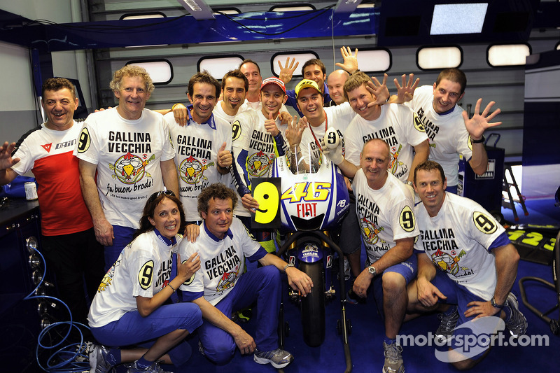 Campeón 2009 de MotoGP Valentino Rossi, Fiat Yamaha Team celebra con el equipo