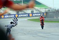 Кейси Стоунер, Ducati Marlboro Team пересекает финишную черту