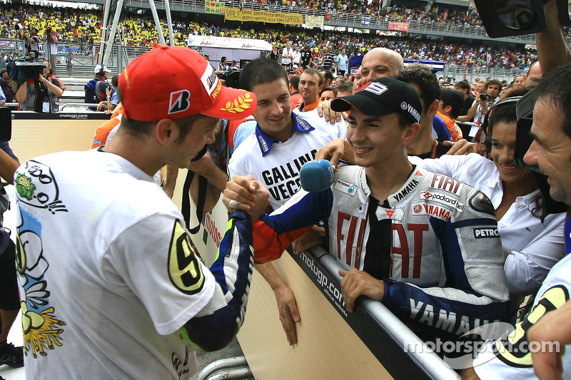 Campeón 2009 de MotoGP Valentino Rossi, Fiat Yamaha Team celebra con Jorge Lorenzo