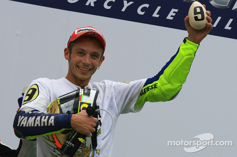 Podio: tercer lugar y Campeón 2009 de MotoGP Valentino Rossi, Fiat Yamaha Team celebra