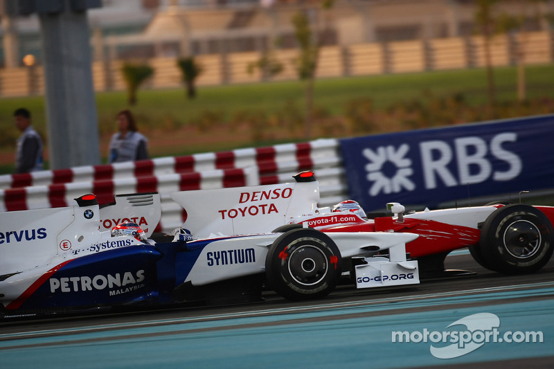 Robert Kubica, BMW Sauber F1 Team, Jarno Trulli, Toyota F1 Team, GP Abu Zabi 2009