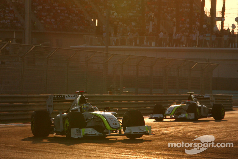 Jenson Button, Brawn GP leads Rubens Barrichello, Brawn GP