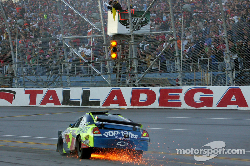 Crash: Mark Martin, Hendrick Motorsports, Chevrolet