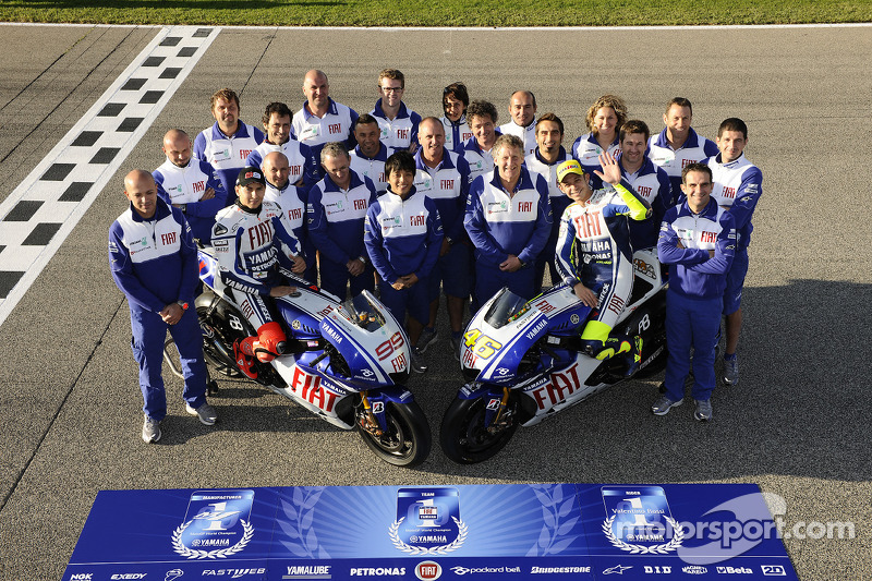 Valentino Rossi, Fiat Yamaha Team and Jorge Lorenzo, Fiat Yamaha Team pose with Fiat Yamaha Team tea