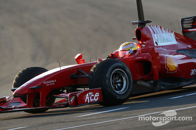 No mesmo ano, ele teve o gostinho de realizar seu sonho de infância, ao conduzir um carro de F1 pela primeira vez. Impressionado com a sua performance, a Ferrari o contratou para sua academia de pilotos.