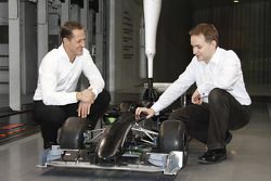 Michael Schumacher con John Owen, aerodinamista principal de Mercedes Grand Prix