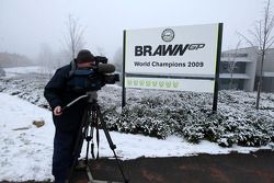 Media await news of Michael Schumacher signing