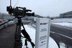 Media await news of Michael Schumacher signing