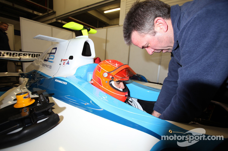 Michael Schumacher prueba un coche de la GP2
