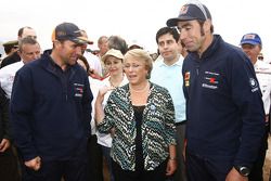 Stephane Peterhansel y Nani Roma con Michelle Bachelet, Presidenta de Chile