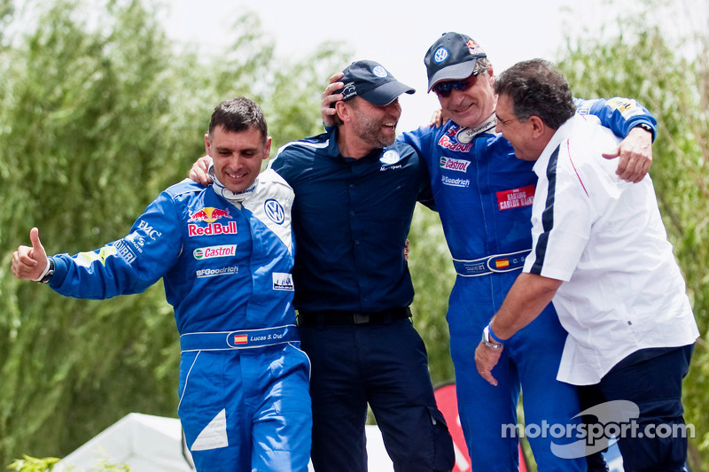 Carlos Sainz, vainqueur du Dakar 2010 dans la catégorie Autos célèbre son succès