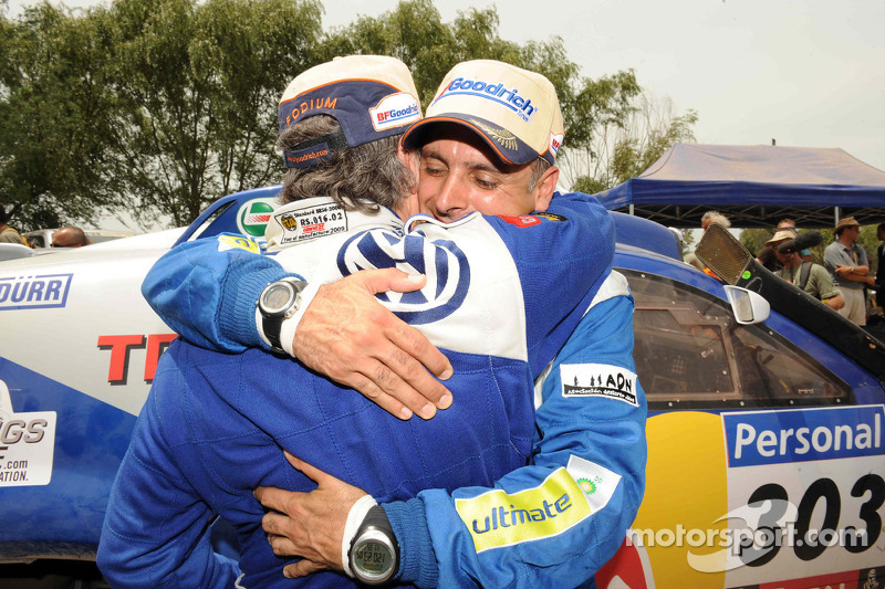 Los ganadores del Rally Dakar 2010 en la categoría de autos, Carlos Sainz y Lucas Cruz Senra celebran