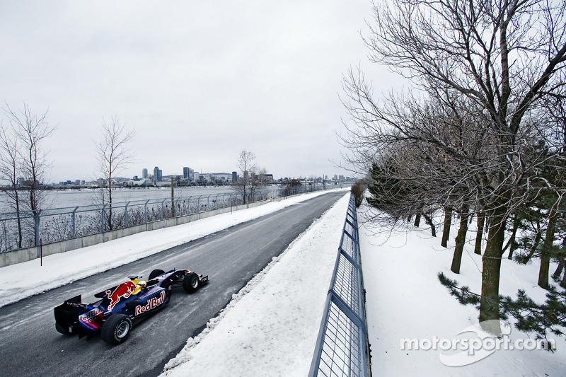 Sebastien Buemi en el auto Red Bull Racing F1  en la nieve en el Circuito Gilles-Villeneuve in Montr