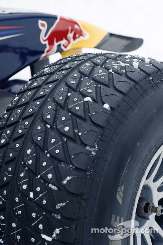 El auto Red Bull Racing F1 en la nieve en el Circuito Gilles-Villeneuve in Lac-Ã -l'Eau-Claire, Quebec, Canadá