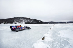 Sebastien Buemi in de Red Bull Racing F1 wagen in de sneeuw, Circuit Gilles-Villeneuve in Lac-à-l'Ea